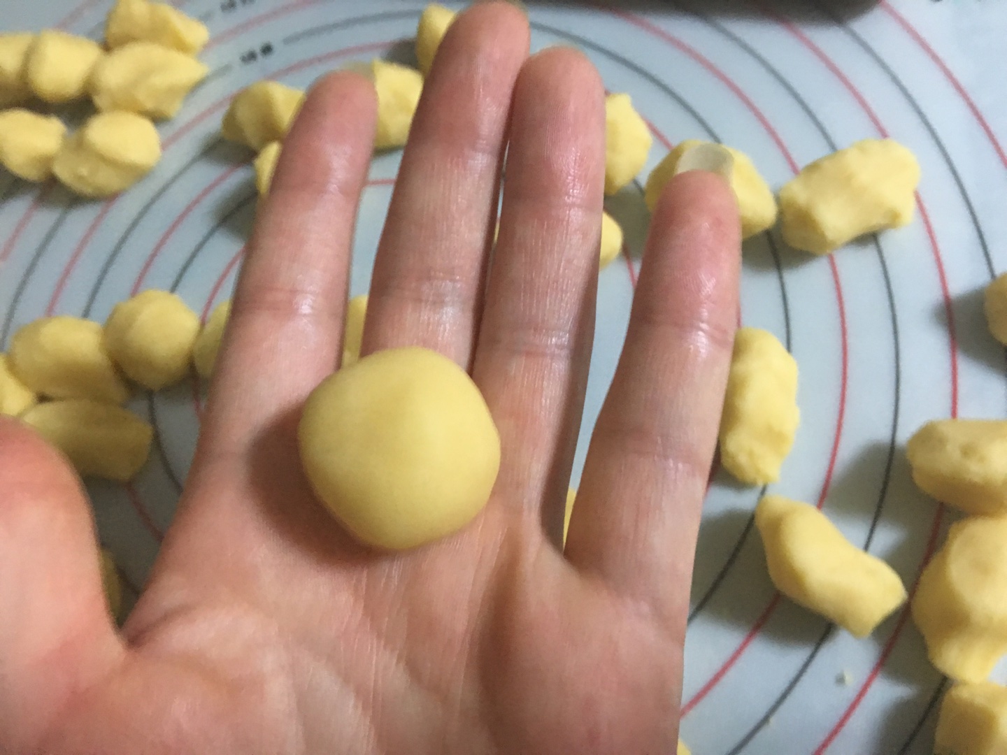 黄油版蛋黄酥的做法 步骤10