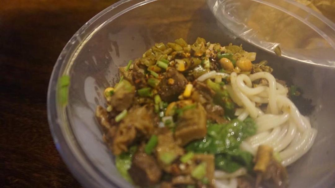 鲜花和美食装扮的生活