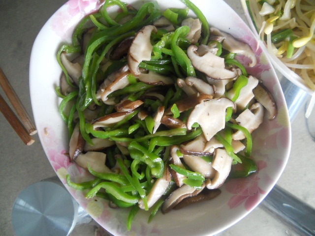 青椒炒香菇