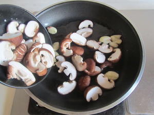 香菇炒白菜的做法 步骤2