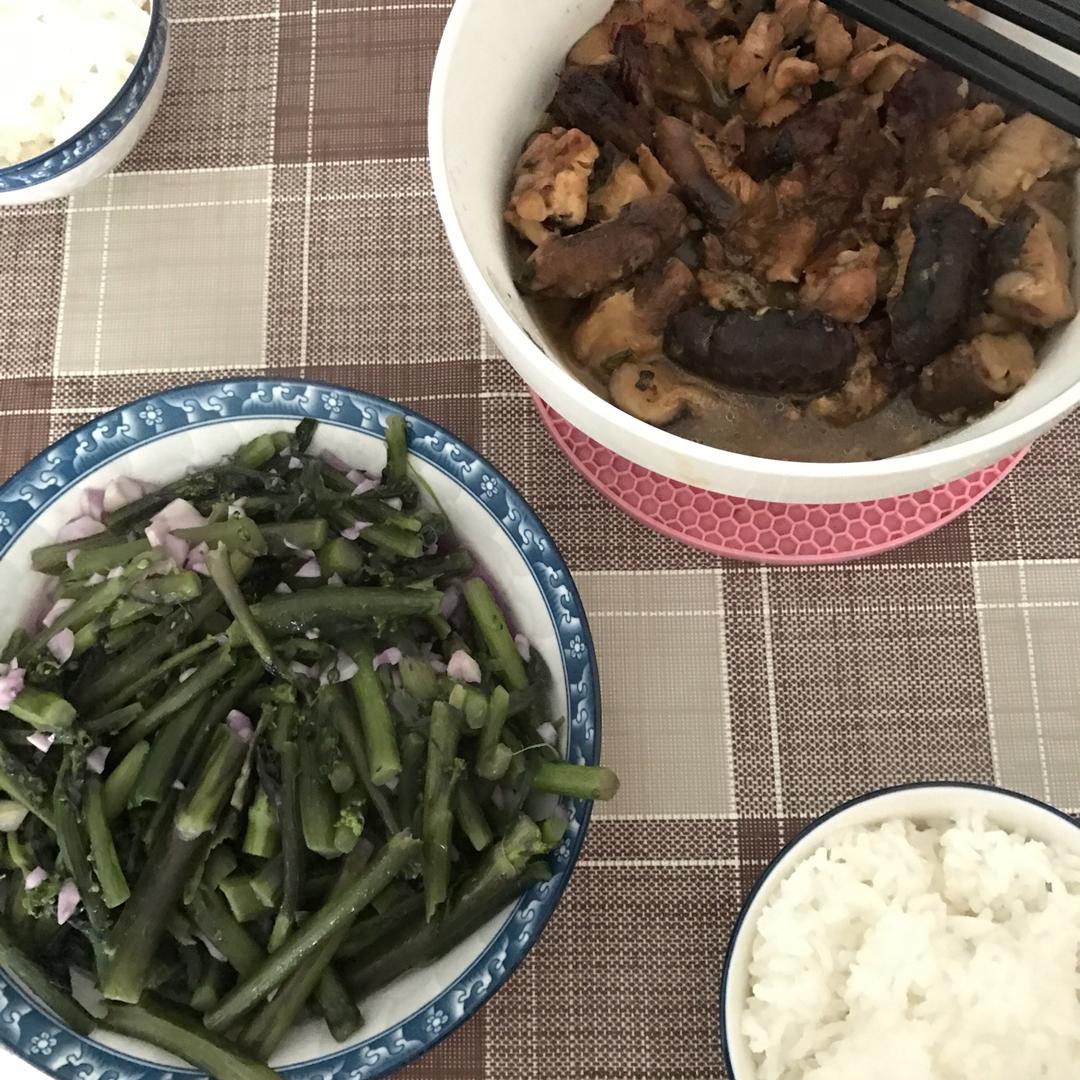 吃香菇焖鸡腿，好下饭。
