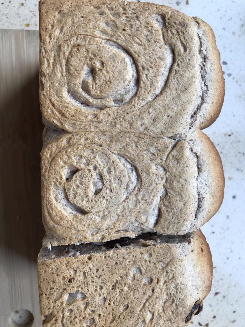 黑全麦波兰种吐司，这么柔软简直怀疑你是个假全麦！