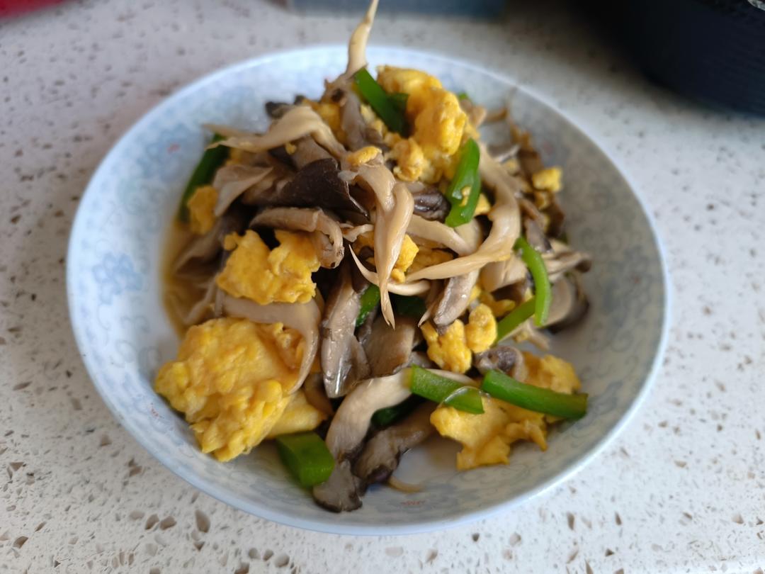 平菇青椒炒鸡蛋 好吃又营养的超快手家常菜