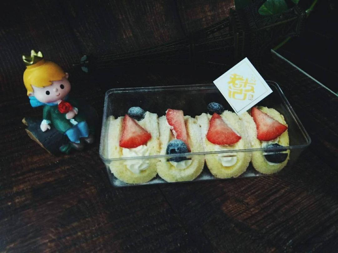 韩国最热门的甜品店Le Bread Lab的草莓蛋糕卷