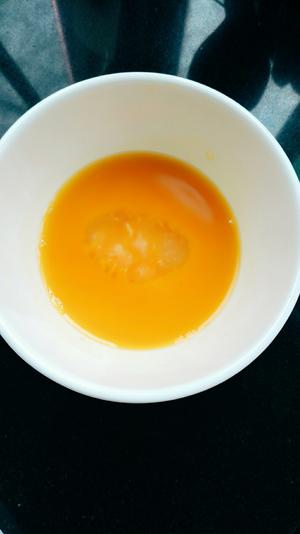 咸蛋白炒黄瓜丁的做法 步骤4