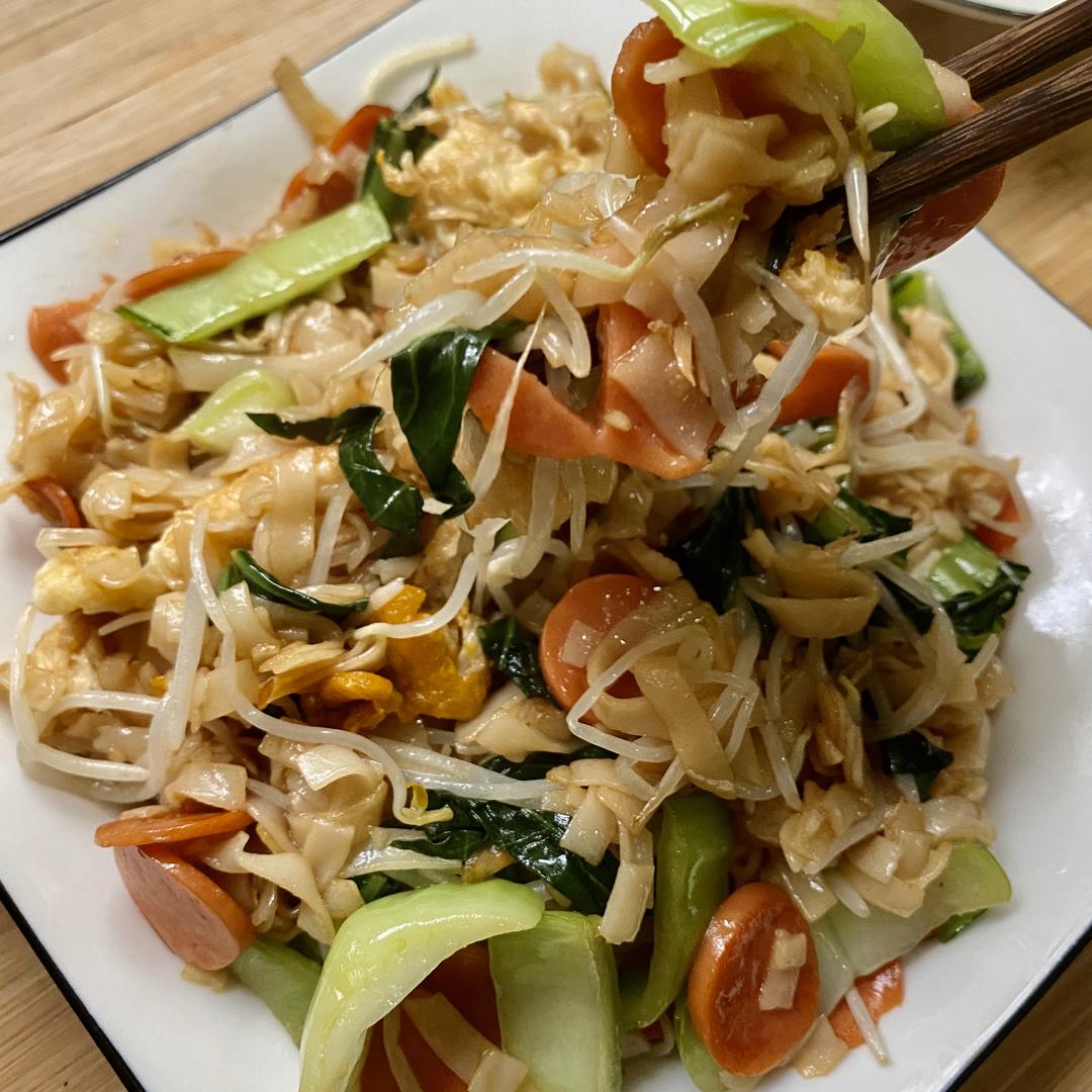 热腾腾香喷喷的炒河粉😋