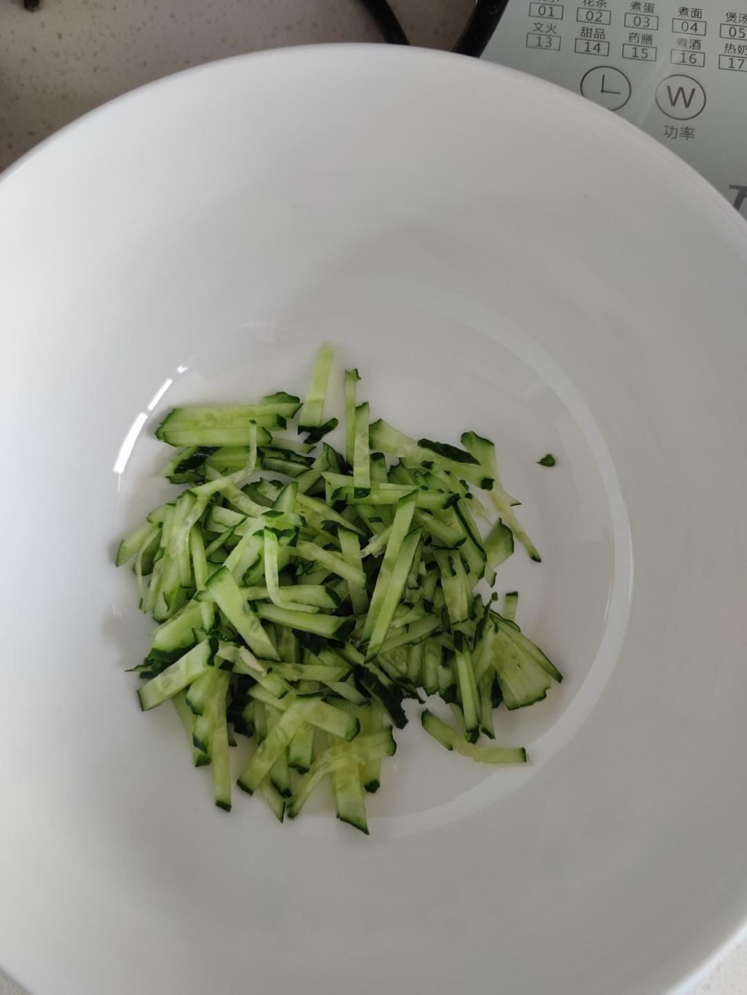 手撕麻辣鸡丝，麻麻辣辣的感觉很夏天