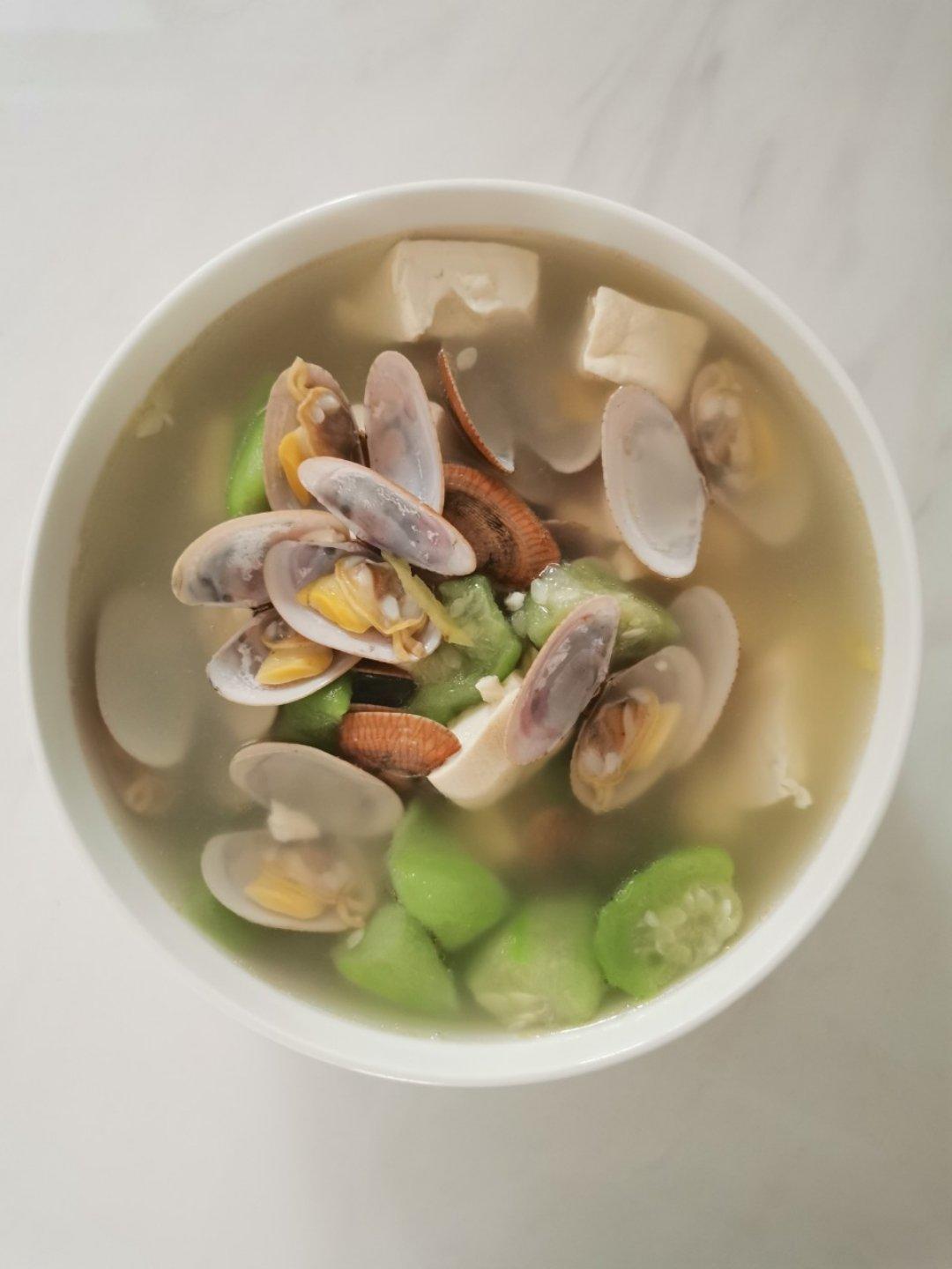 蛤蜊丝瓜汤，真是舌头都要鲜掉了～