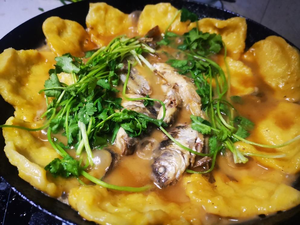 来一锅鲜美四溢小鱼锅贴