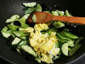 莴笋黄瓜炒鸡蛋的做法 步骤4