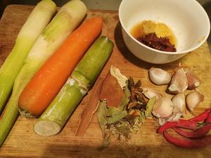 炒菜锅炖个腐竹羊腩煲的做法 步骤1