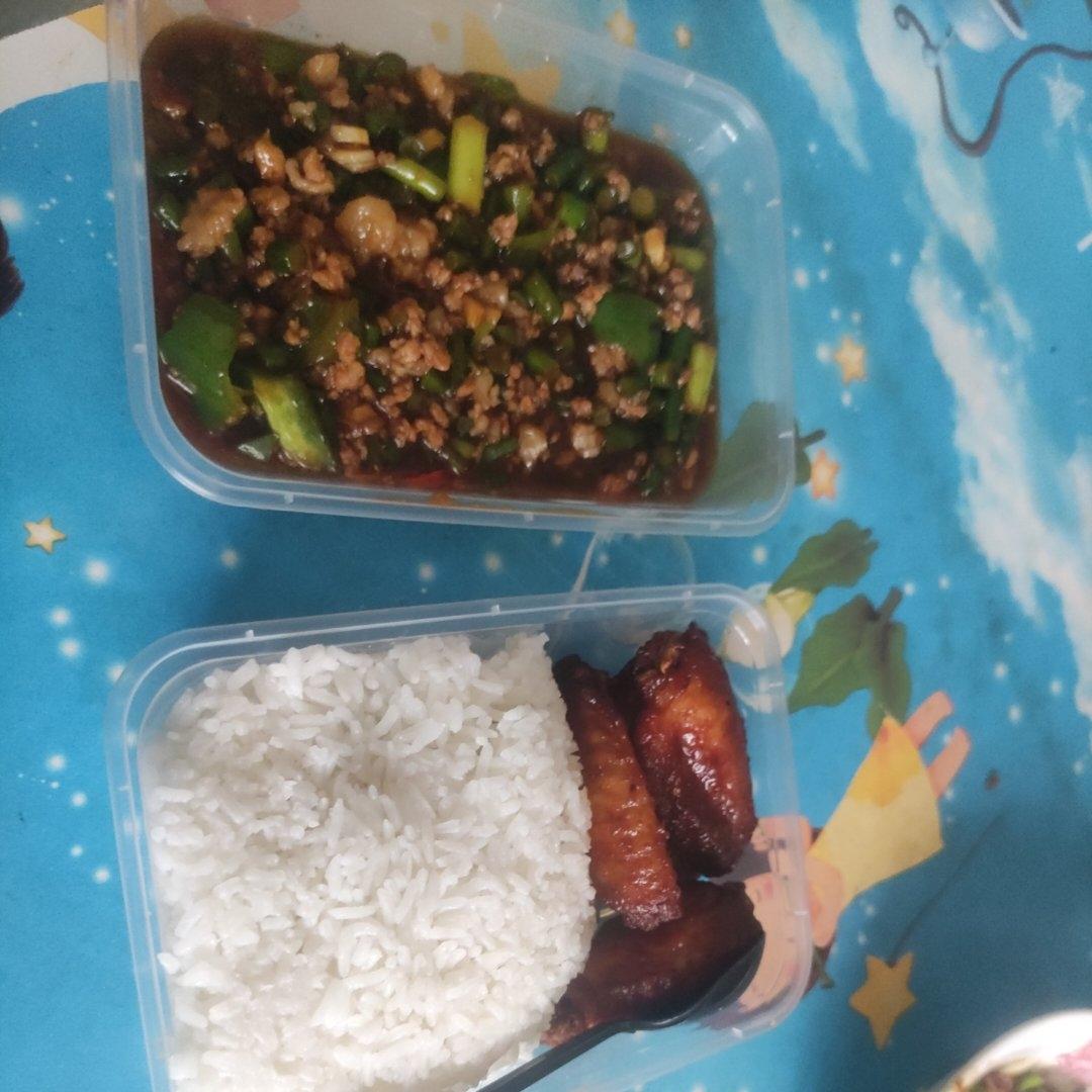 蒜苔炒肉末，三碗米饭都不够吃