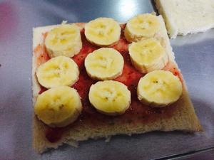 草莓酱香蕉三明治。的做法 步骤3