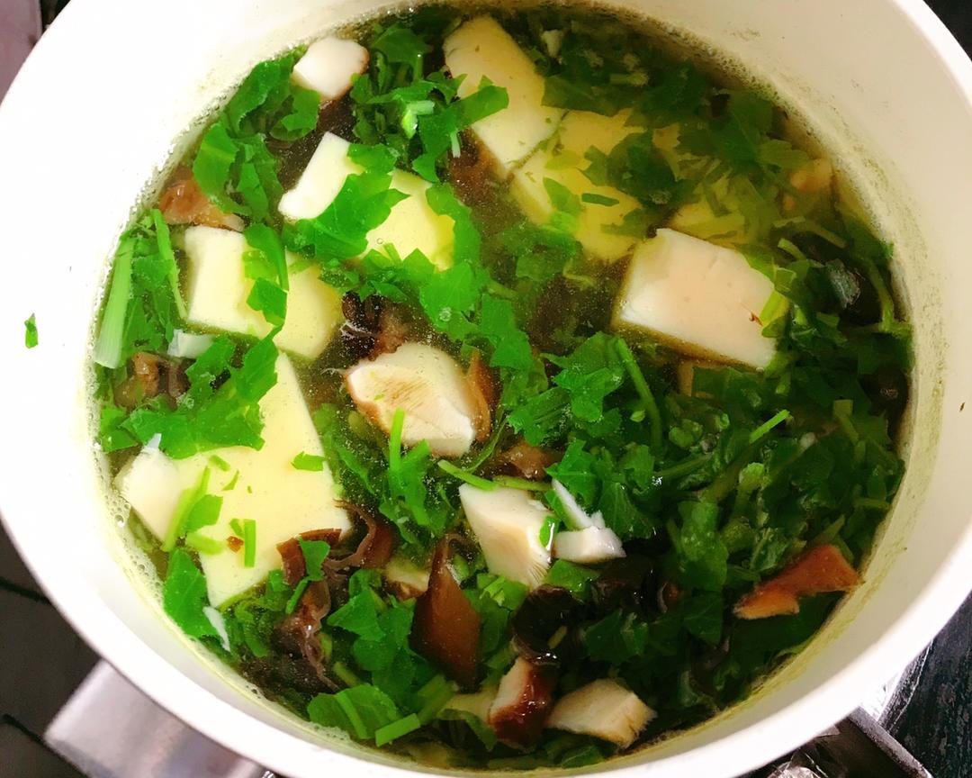 香菇木耳荠菜鹰嘴豆豆腐羹的做法