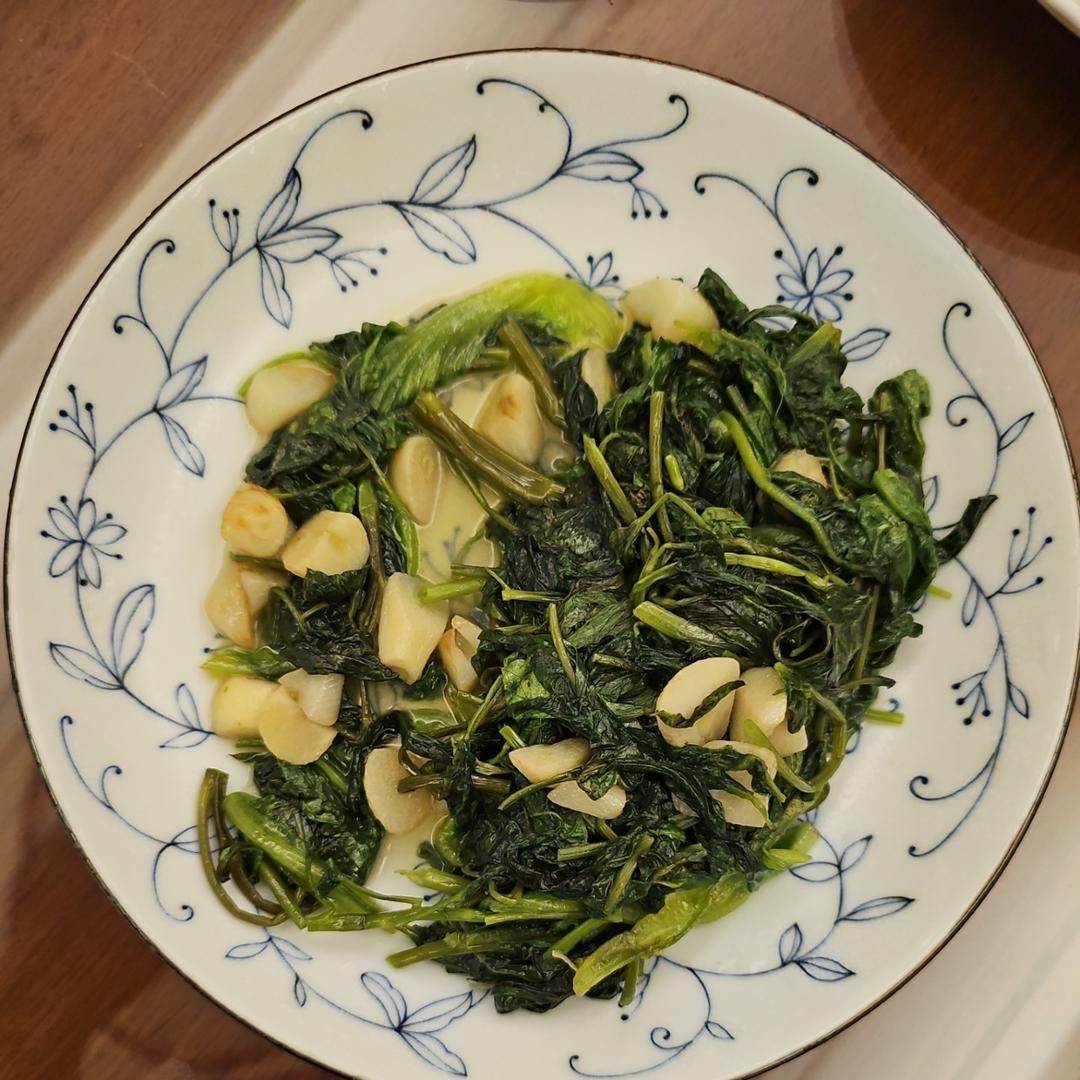 厨师长教你：“蒜爆空心菜”的家常做法，蒜香浓郁，口感爽脆