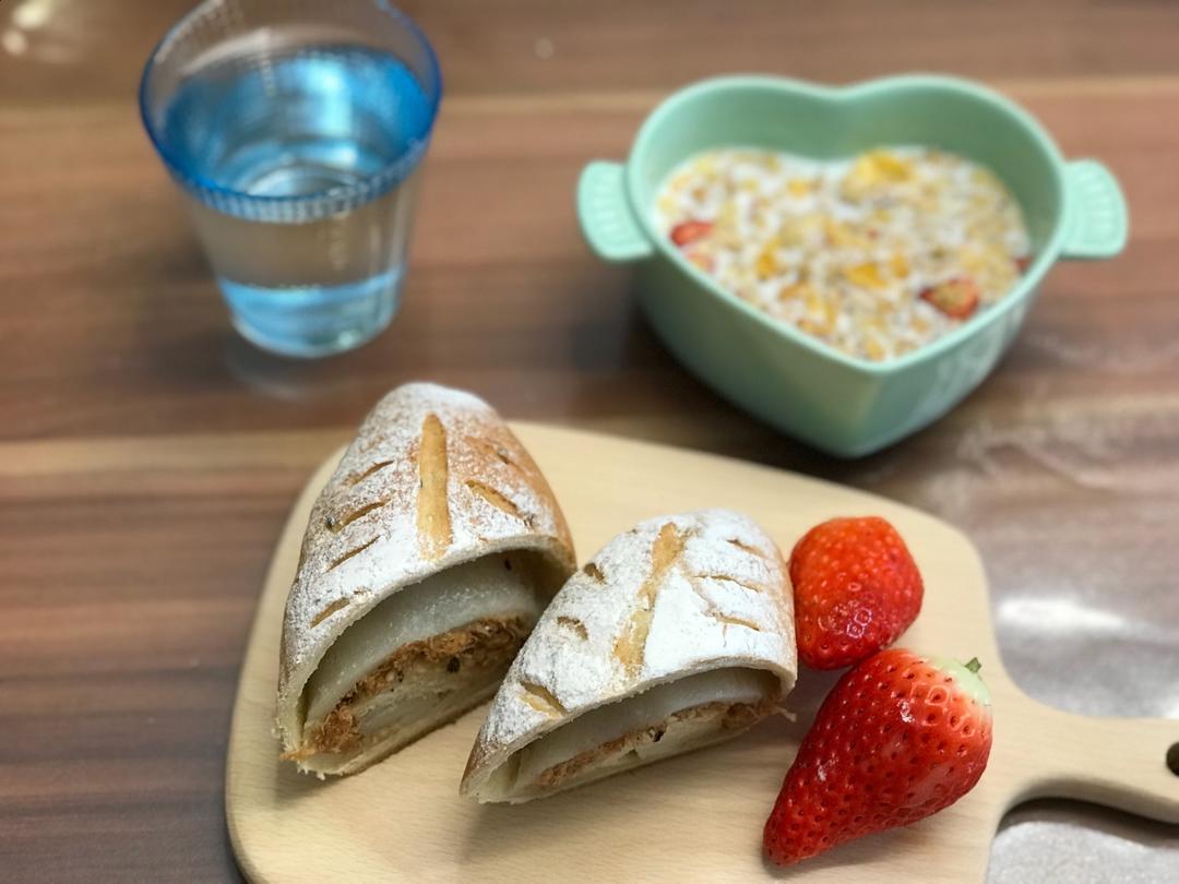 红豆/肉松麻薯软欧面包+石榴茶【曼食慢语】