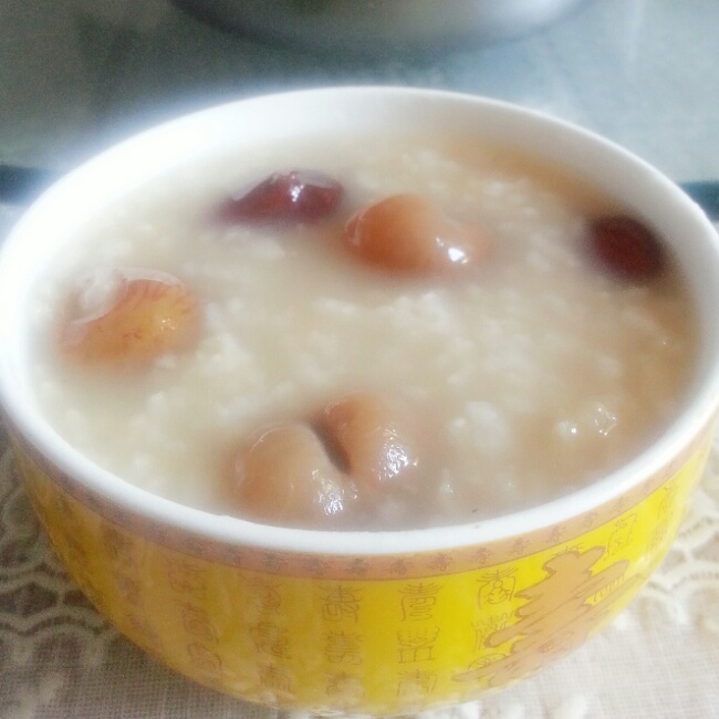 桂圆枸杞蜜枣粥