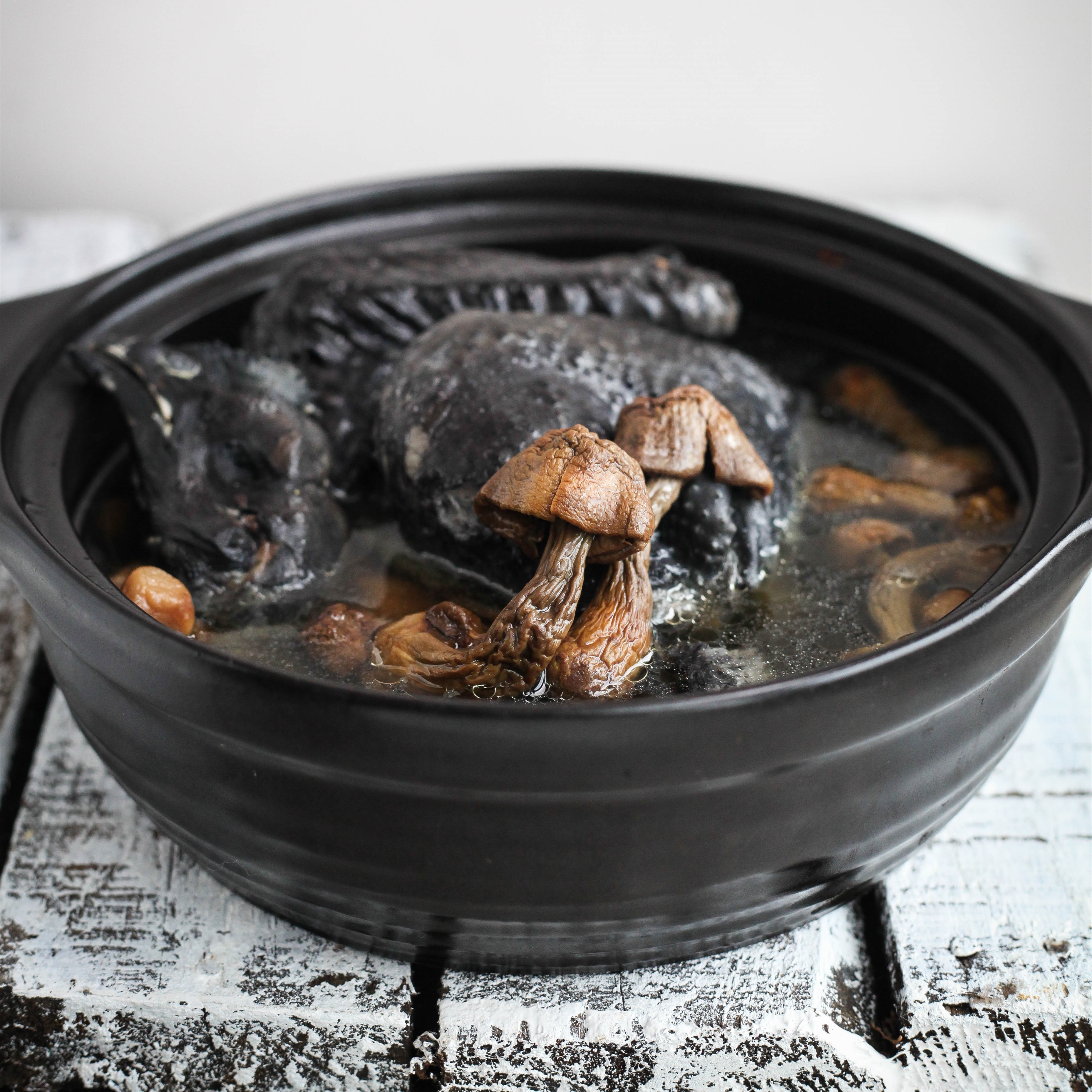 肥毛腿儿做的香菇乌鸡汤