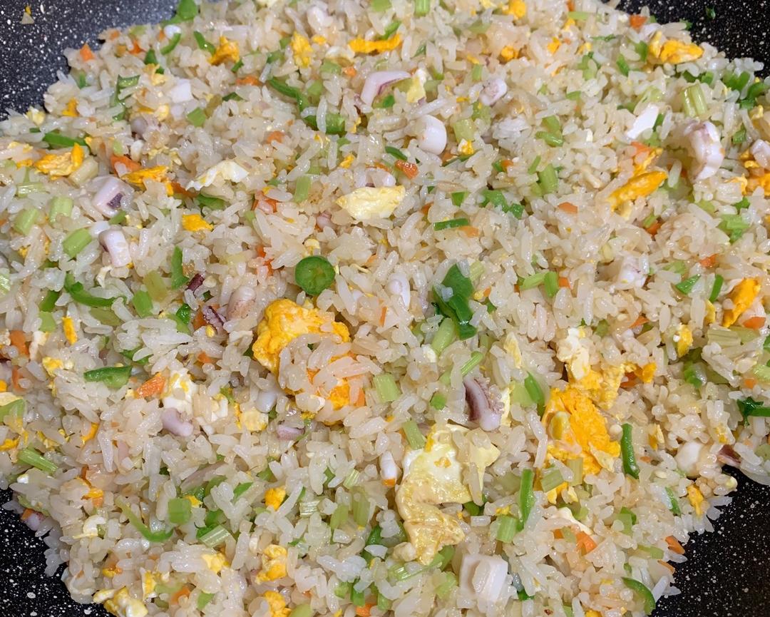 炒饭系列3⃣️鸡蛋、鱿鱼、芹菜、洋葱炒饭的做法