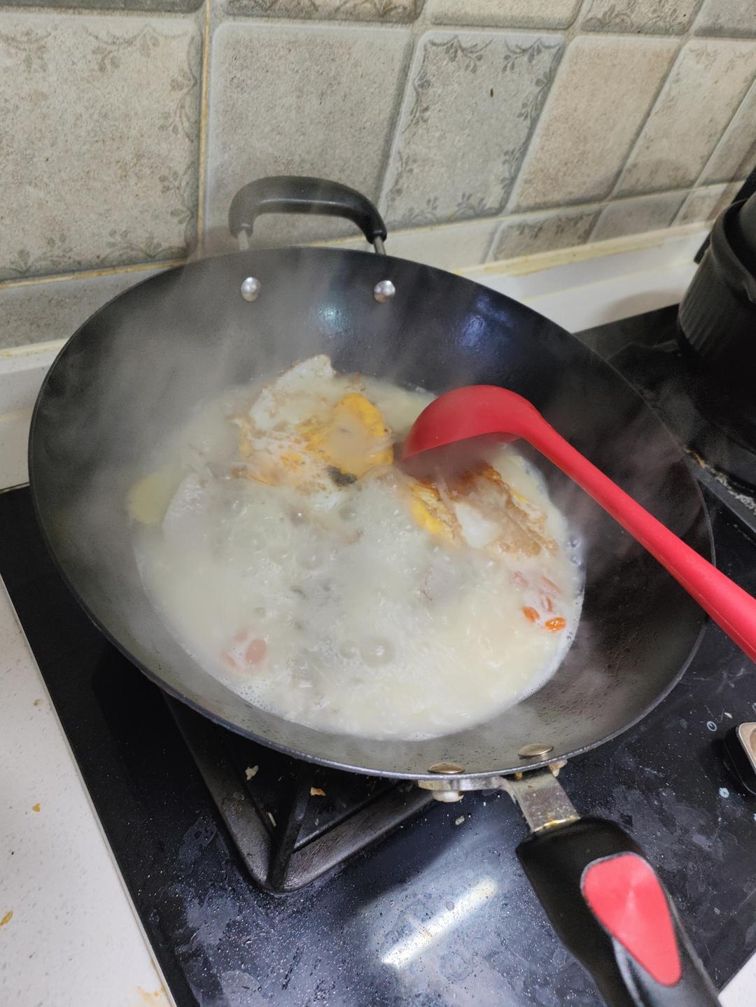 这样做的鲫鱼汤超好喝，奶白奶白的