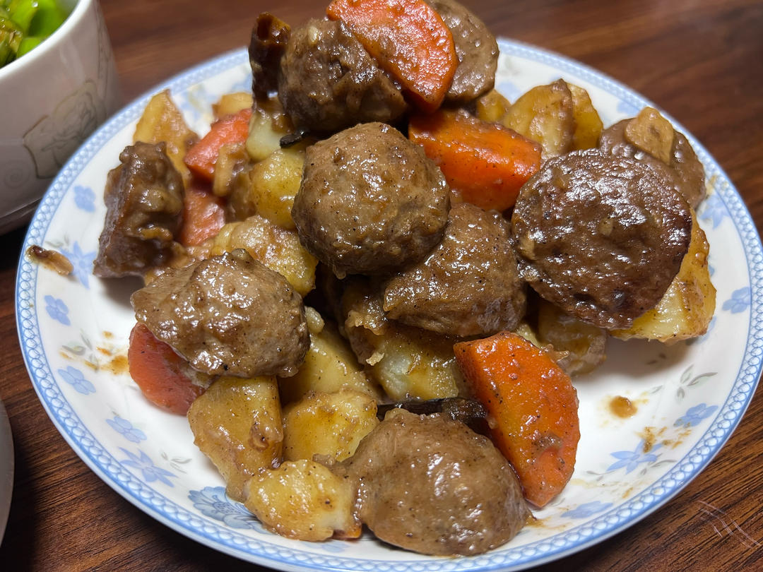 黑胡椒牛肉丸子炒土豆胡萝卜，一道菜解决一顿饭