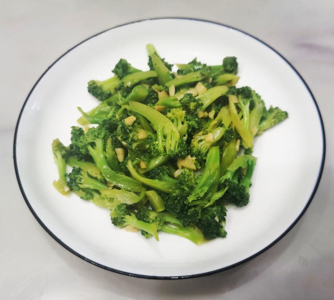 好吃到爆的耗油蒜蓉西兰花(从不修图，喜欢请关注)