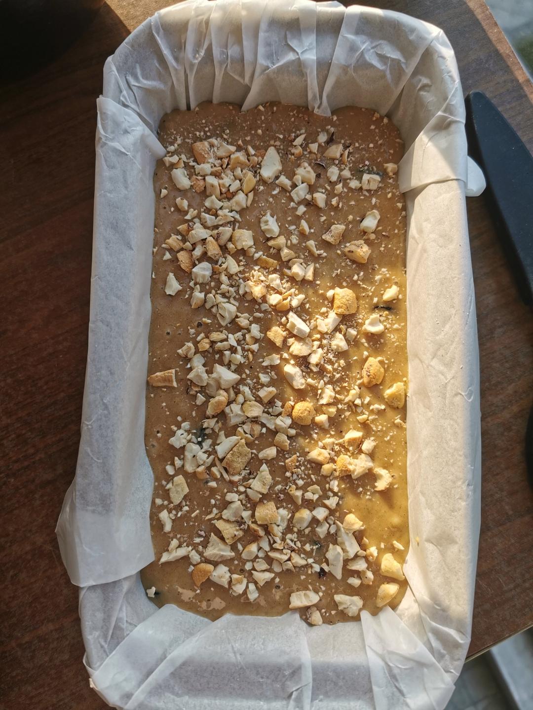 准备祖传的香蕉蓝莓玛芬蛋糕