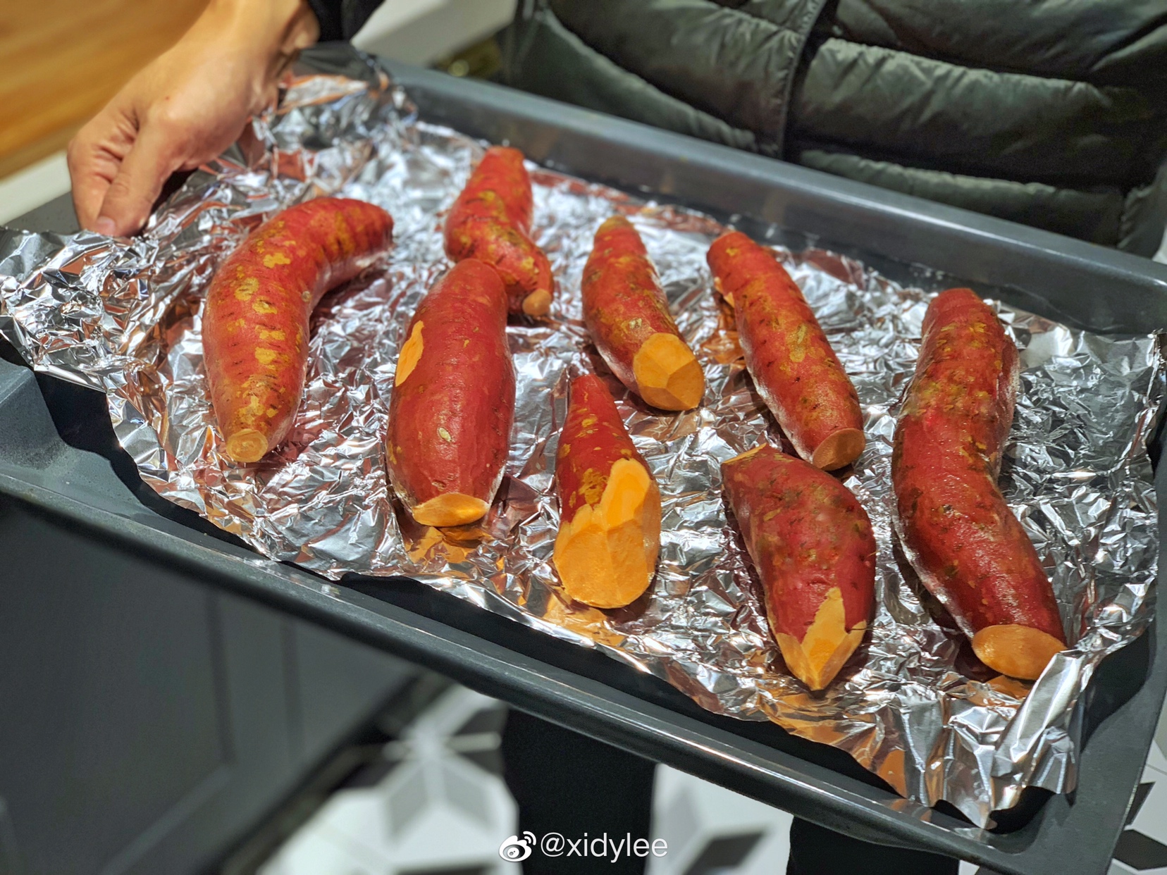 烤箱烤红薯超简单的做法 步骤1