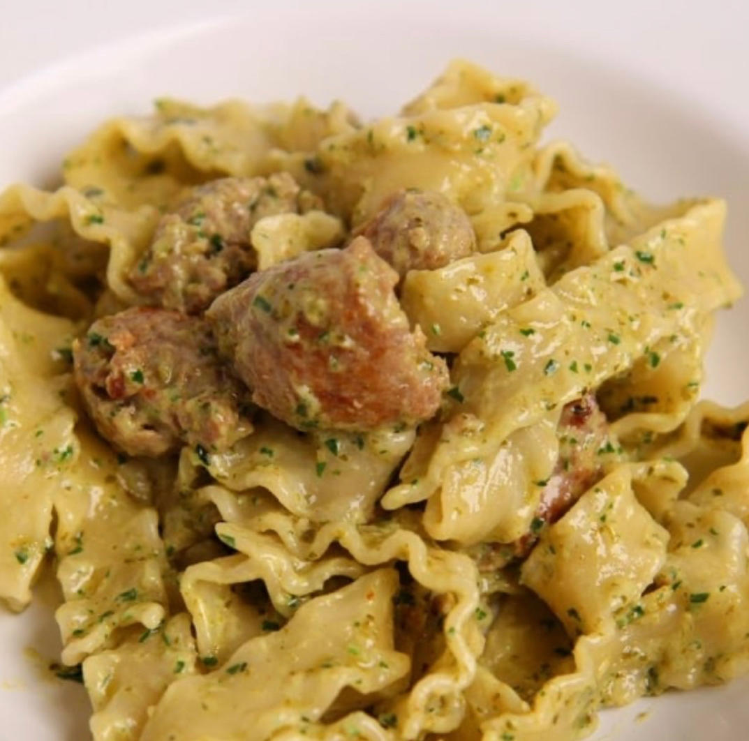 Pasta With Sausage in Creamy Pesto Sauce的做法