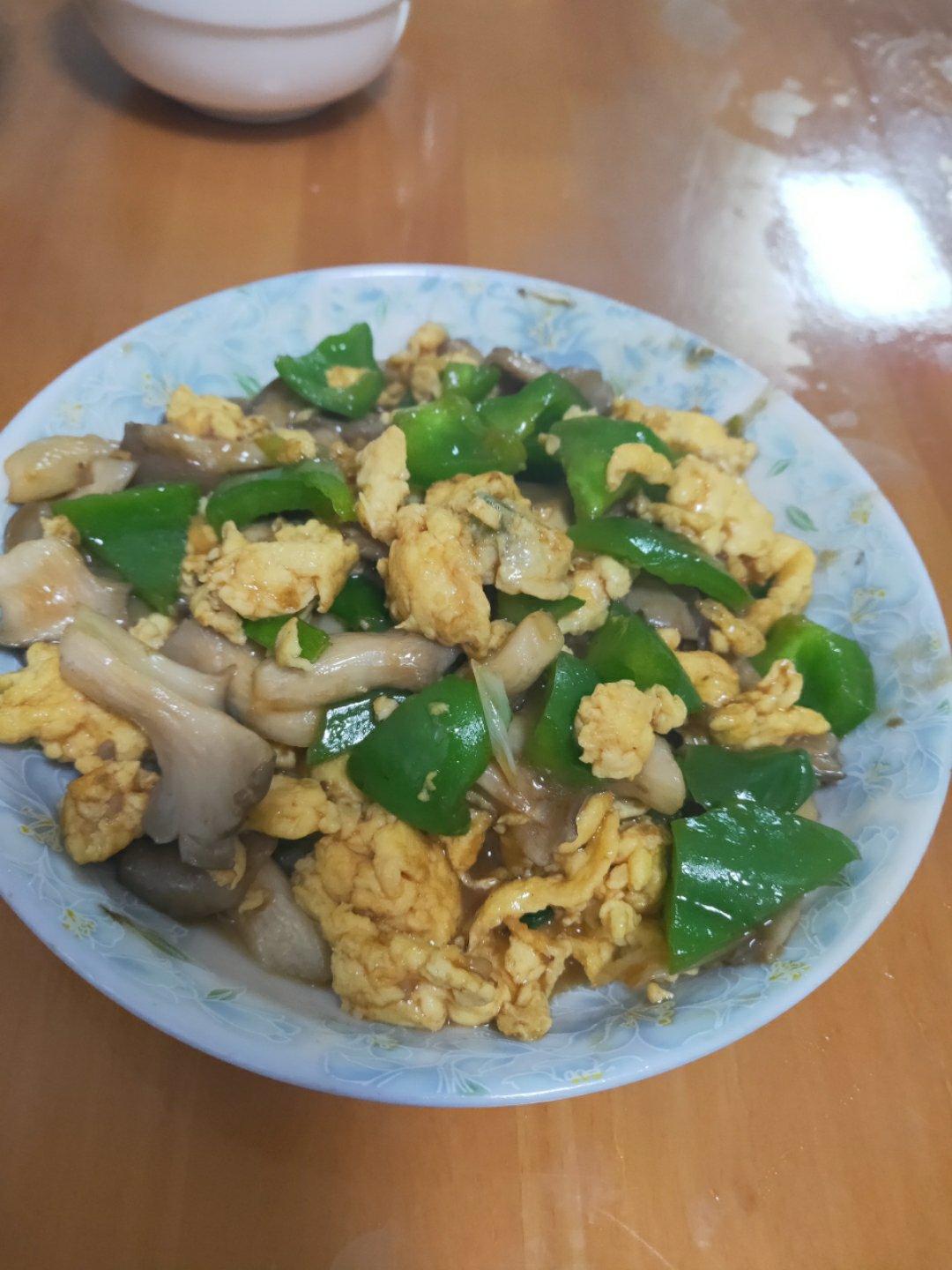 平菇青椒炒鸡蛋 好吃又营养的超快手家常菜