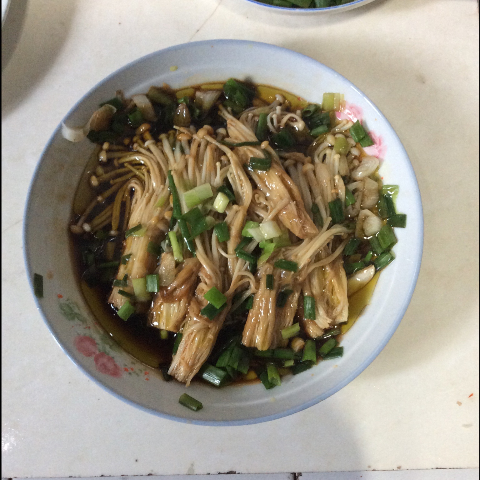 葱油金针菇——10分钟快手菜，你绝对不能错过的美味~