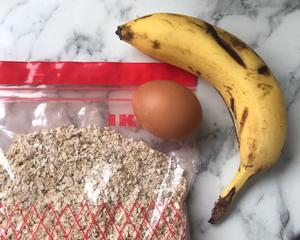 减脂期早餐 香蕉燕麦饼+阿萨姆无糖奶茶的做法 步骤1