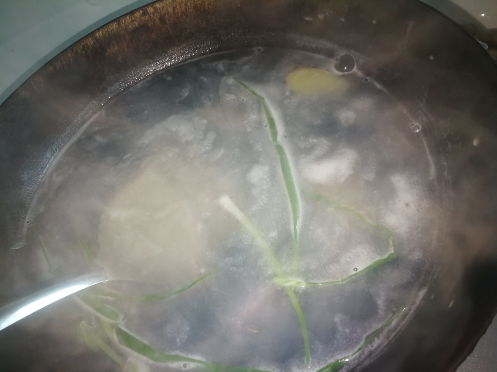 葱炒花蛤蛏子的做法 步骤2