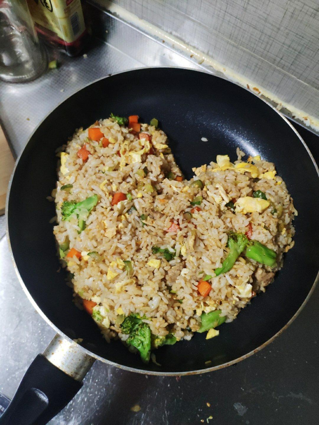 做饭给刘茹吃做的家常蛋炒饭