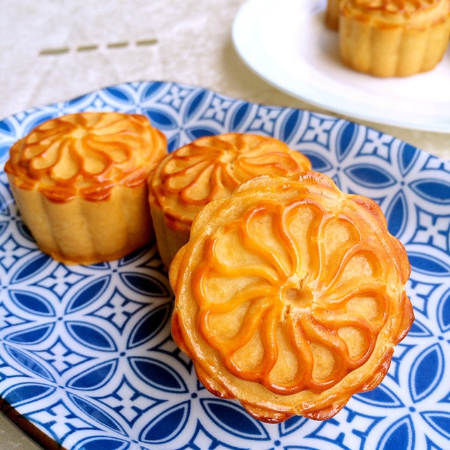 广式蛋黄莲蓉月饼