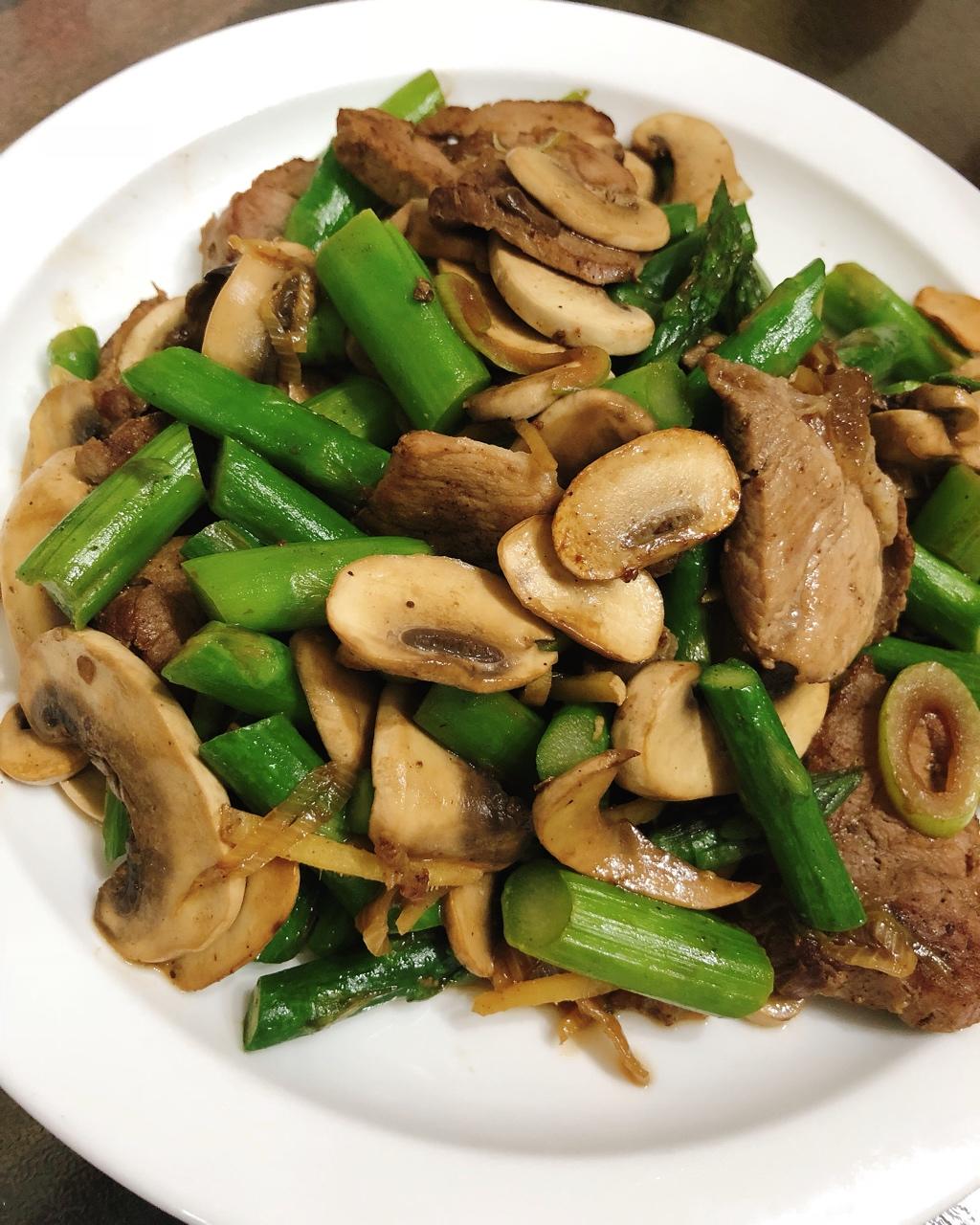 芦笋口蘑炒培根