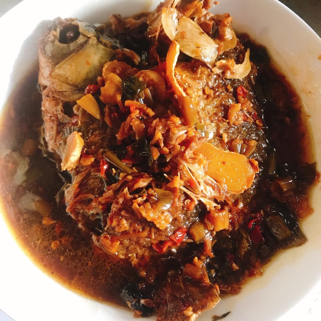 胖胖的太婆做的香酥鲫鱼罐头做法