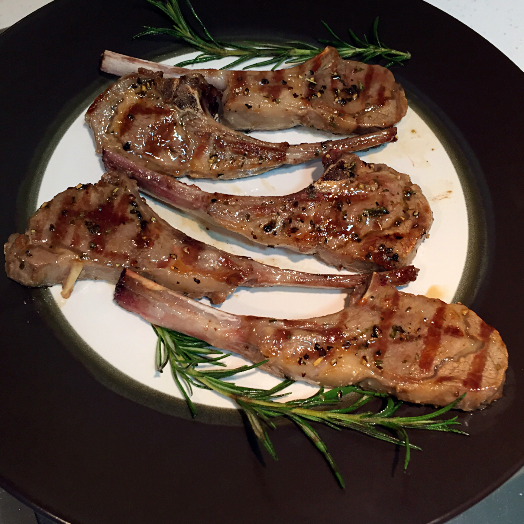 嫩煎弥迭香羊排