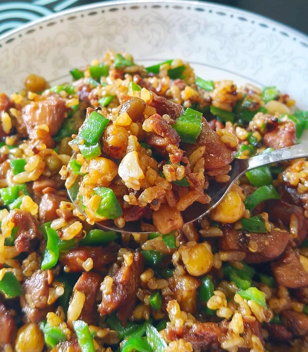 無(wú)油青椒雞腿炒飯
