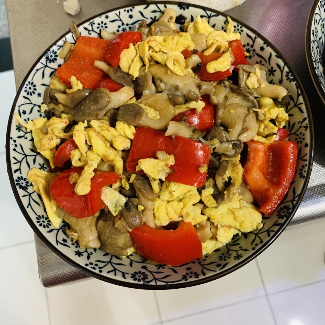 平菇青椒炒鸡蛋 好吃又营养的超快手家常菜