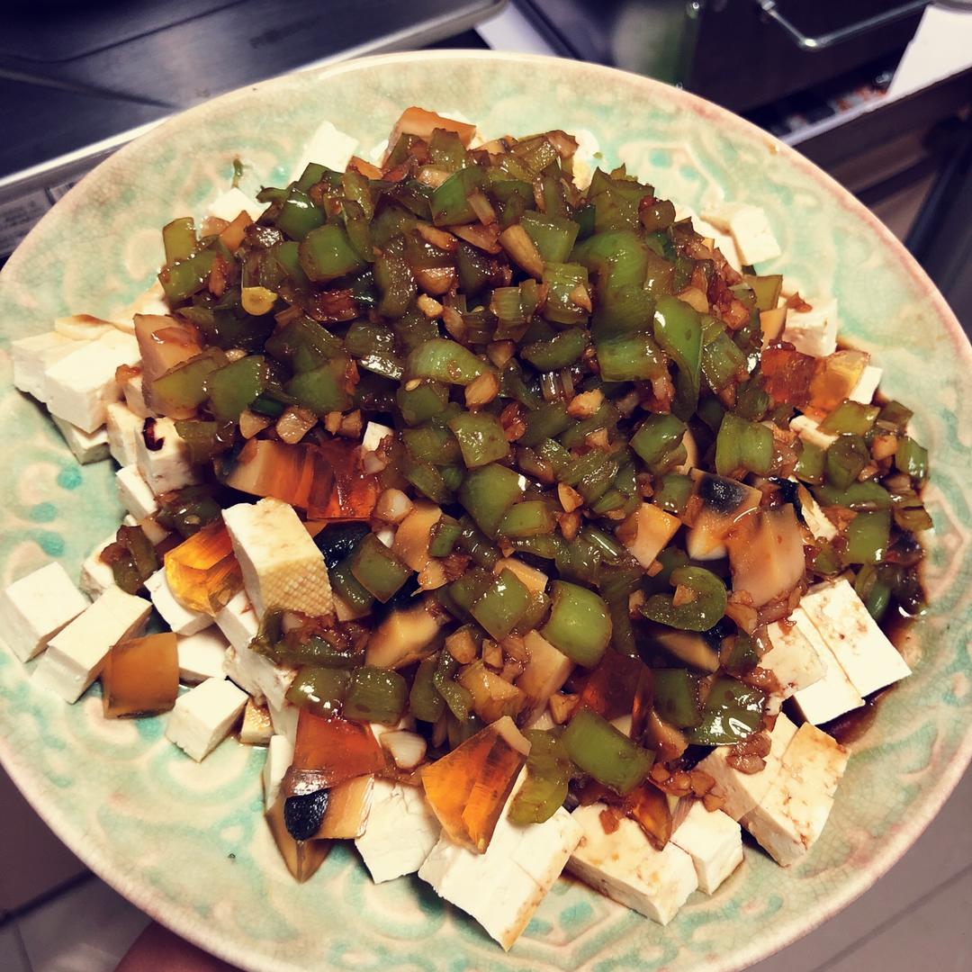 双椒拌皮蛋豆腐