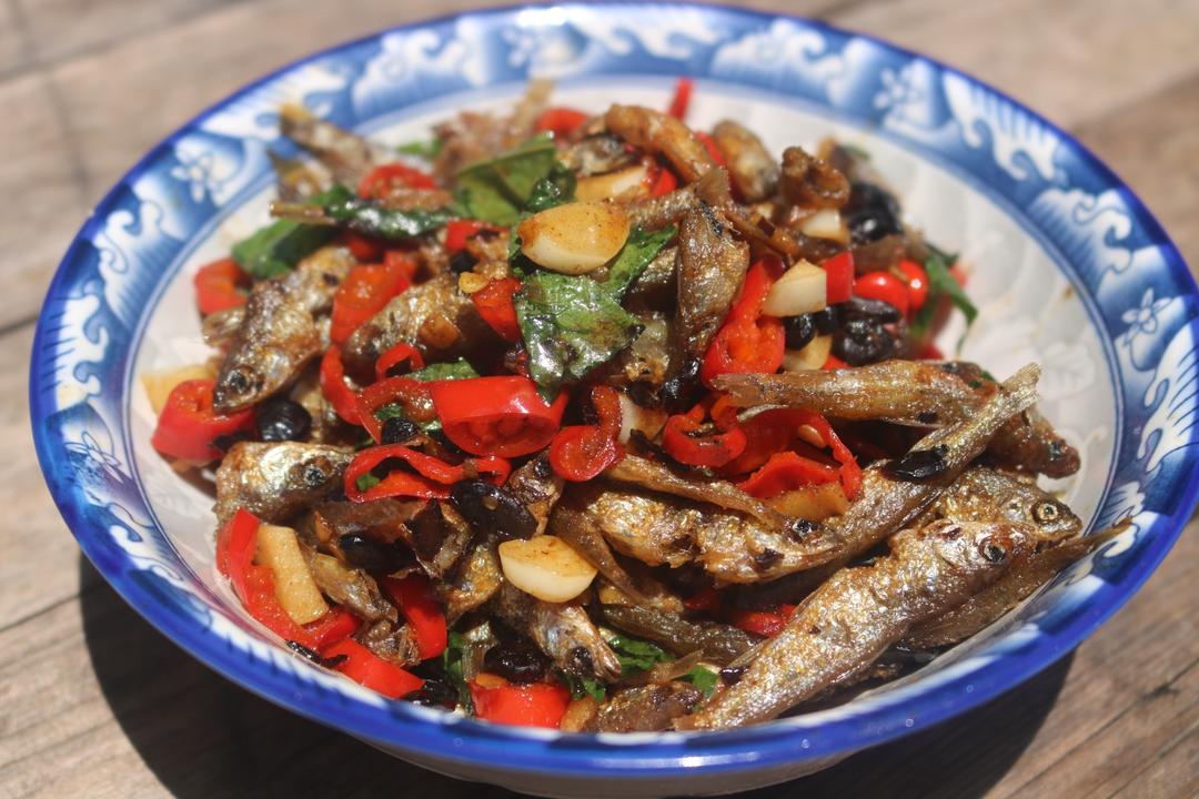 家常辣椒炒河鱼