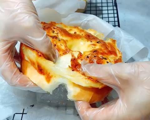 一次性发酵拉丝肉松芝士葱香面包的做法