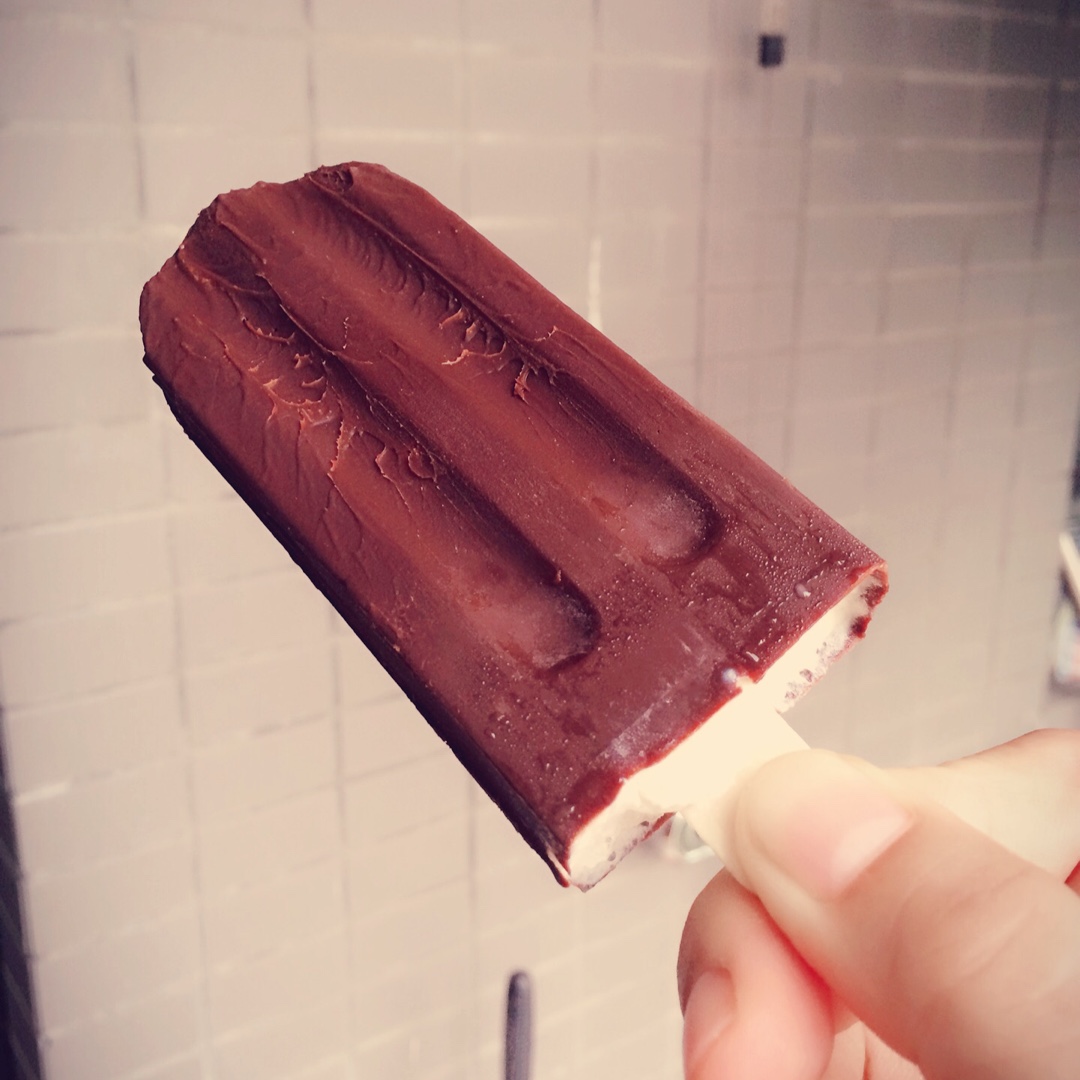 黑巧克力脆皮奶油雪糕