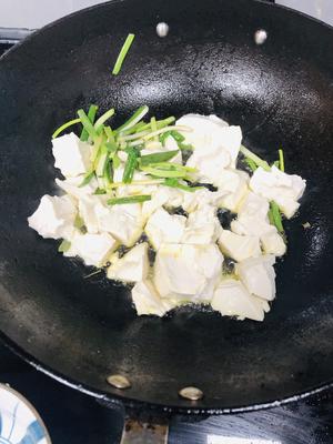葱油手掰豆腐的做法 步骤3