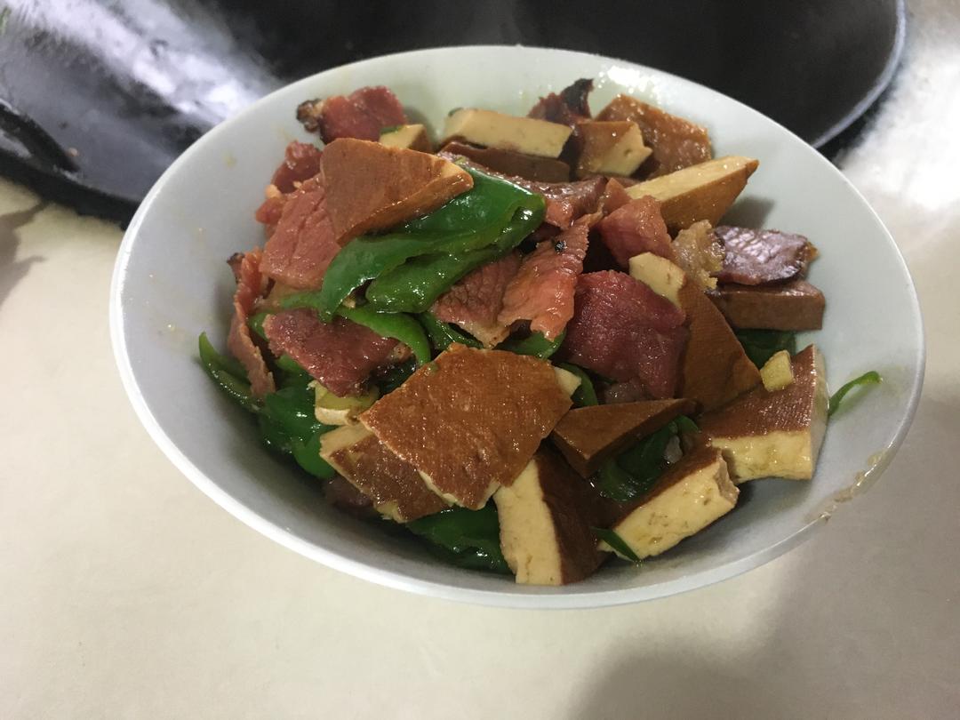 火腿炒青椒豆干的做法
