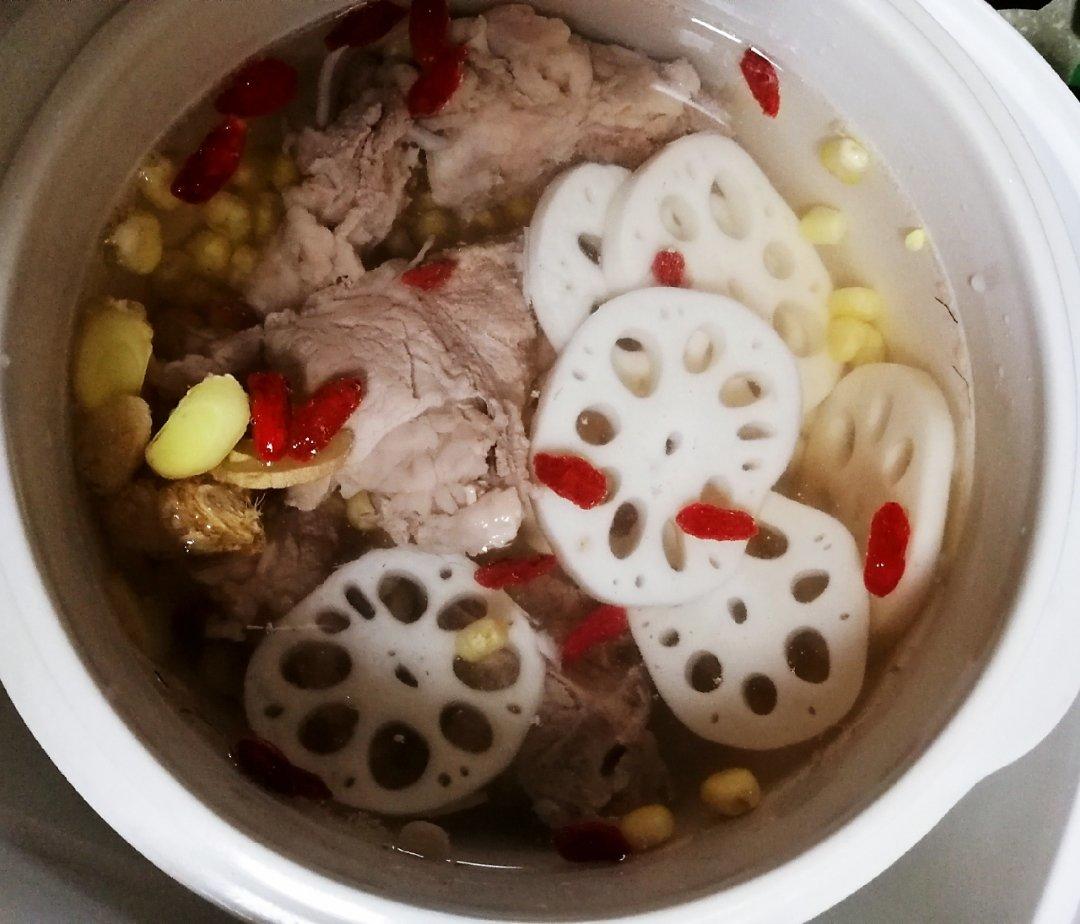 胡萝卜玉米排骨汤