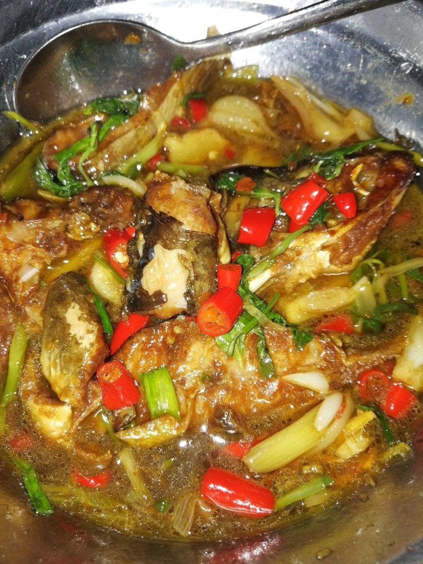 小炒鱼 h洁做的小炒鱼 赞 草鱼,蒜,姜,葱,青辣