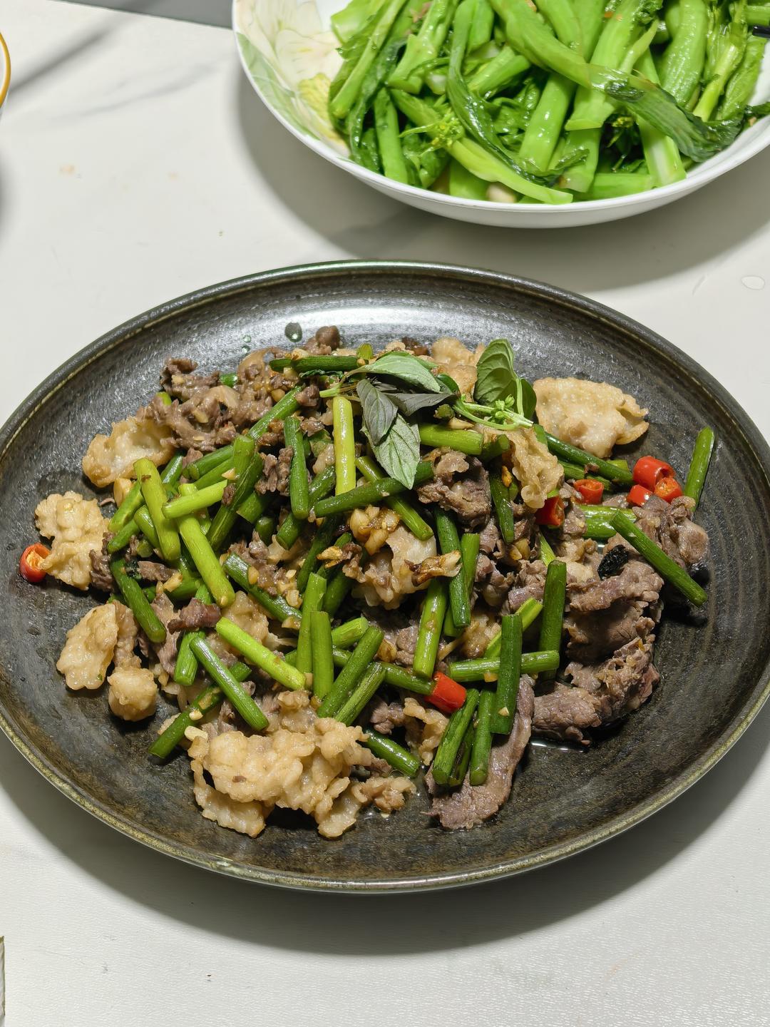 蒜薹爆炒胸口肉肥牛
