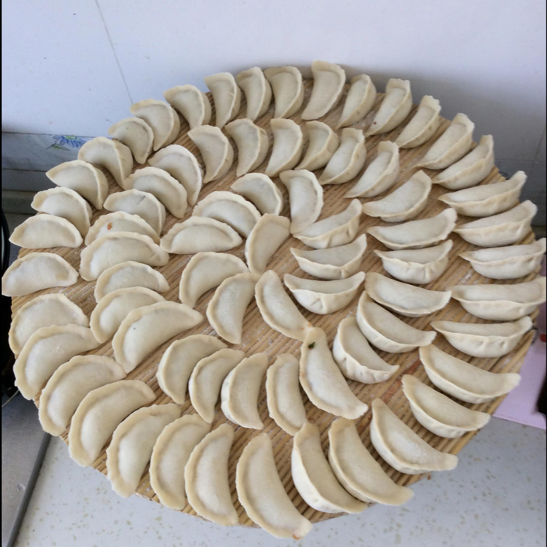 韭菜猪肉饺子(最简单最好吃又最多汁的饺子)